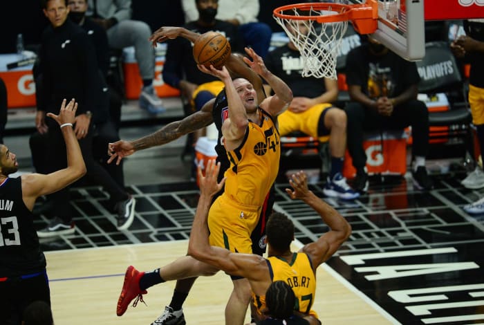 Bojan Bogdanovic (44) shoots over the Los Angeles Clippers